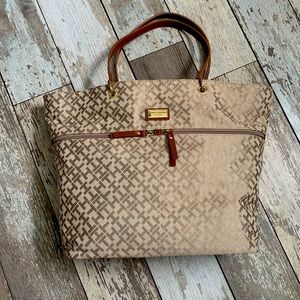 Tommy Hilfiger tote bag. 2 font zipper compartments. Inside compartments. BNWT
